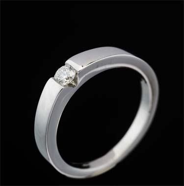 Anello con diamante best sale incastonato
