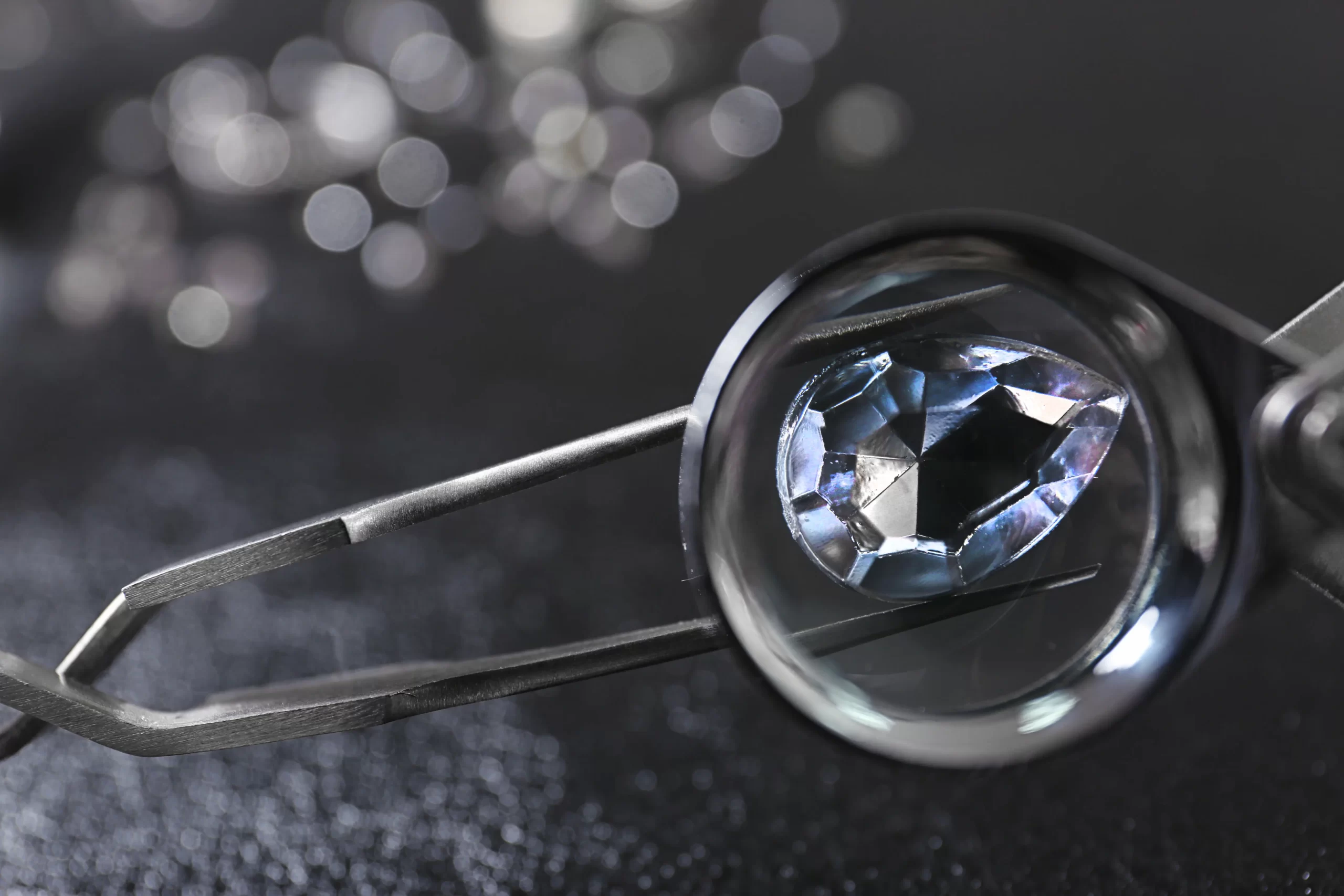 Diamante certificato e report gemmologico su banco di lavoro nel laboratorio orafo 18 Carati a Genova